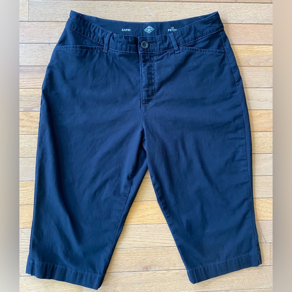 EUC St.Johns Bay petite black capri pants